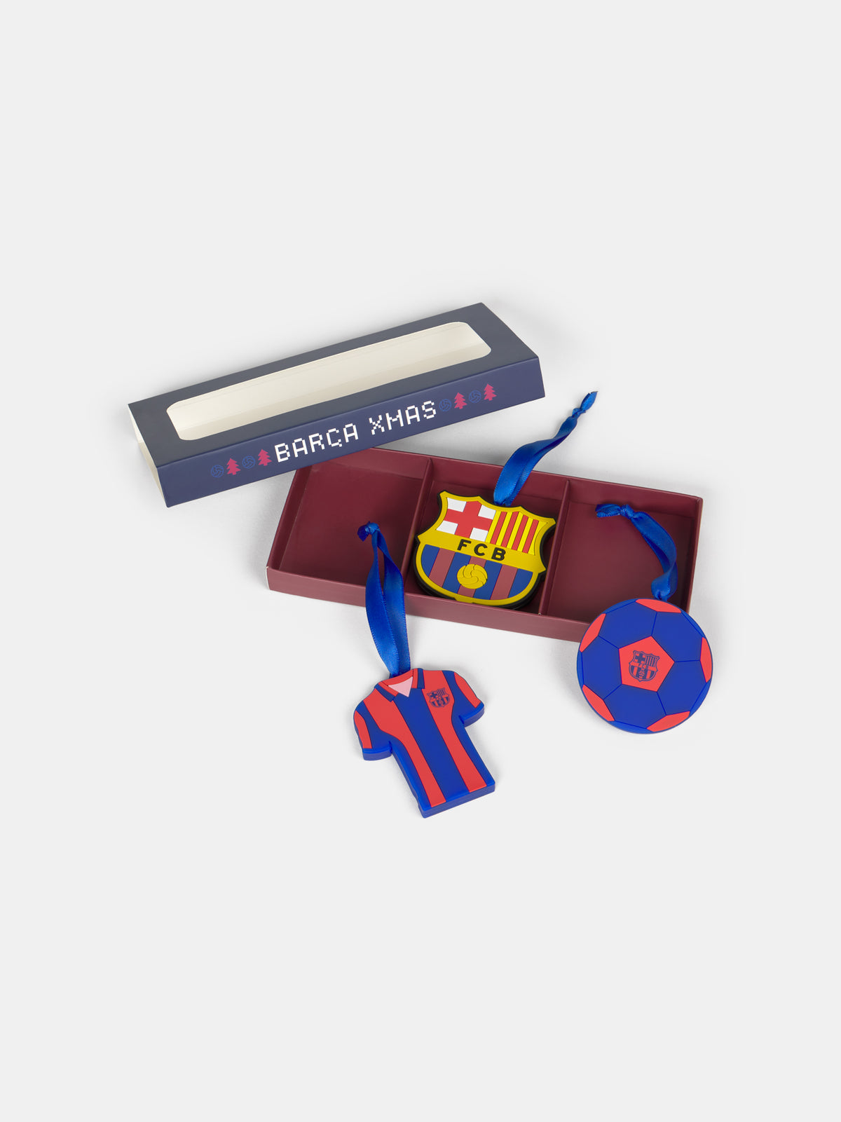 Open Barça Xmas gift box with three FC Barcelona ornaments: a crest, a striped jersey and a blue-red football.