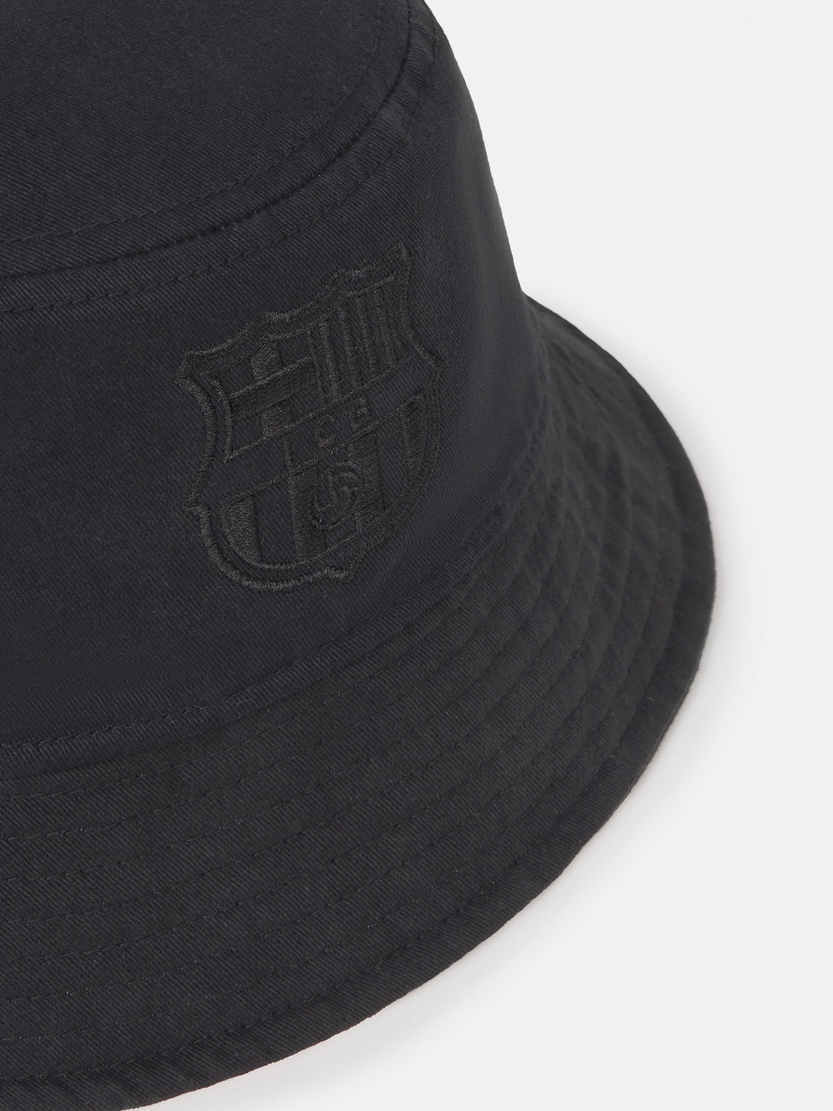 Black bucket hat with dotted pattern and 'Barça' text in blue.