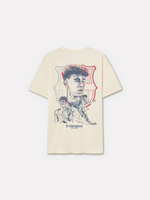 Beige FC Barcelona T-shirt featuring an artistic sketch-style print on the back of a male football player in various action poses. Behind the illustrations is the FC Barcelona crest outlined in red and blue. The design includes the text “fc barcelona since 1899” at the bottom.








