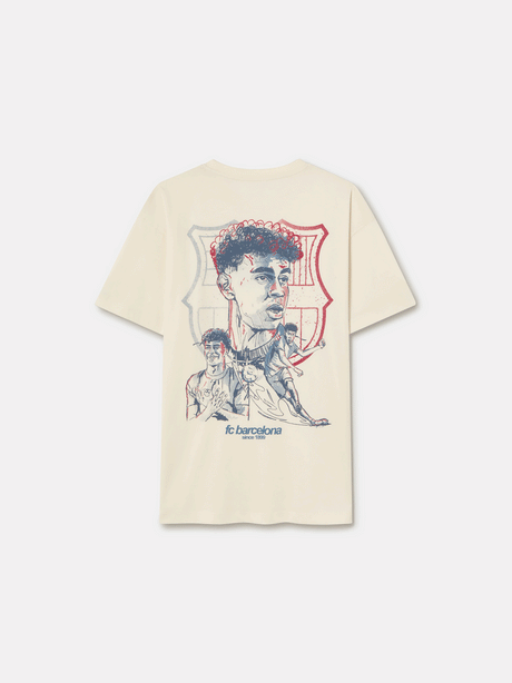 Beige FC Barcelona T-shirt featuring an artistic sketch-style print on the back of a male football player in various action poses. Behind the illustrations is the FC Barcelona crest outlined in red and blue. The design includes the text “fc barcelona since 1899” at the bottom.








