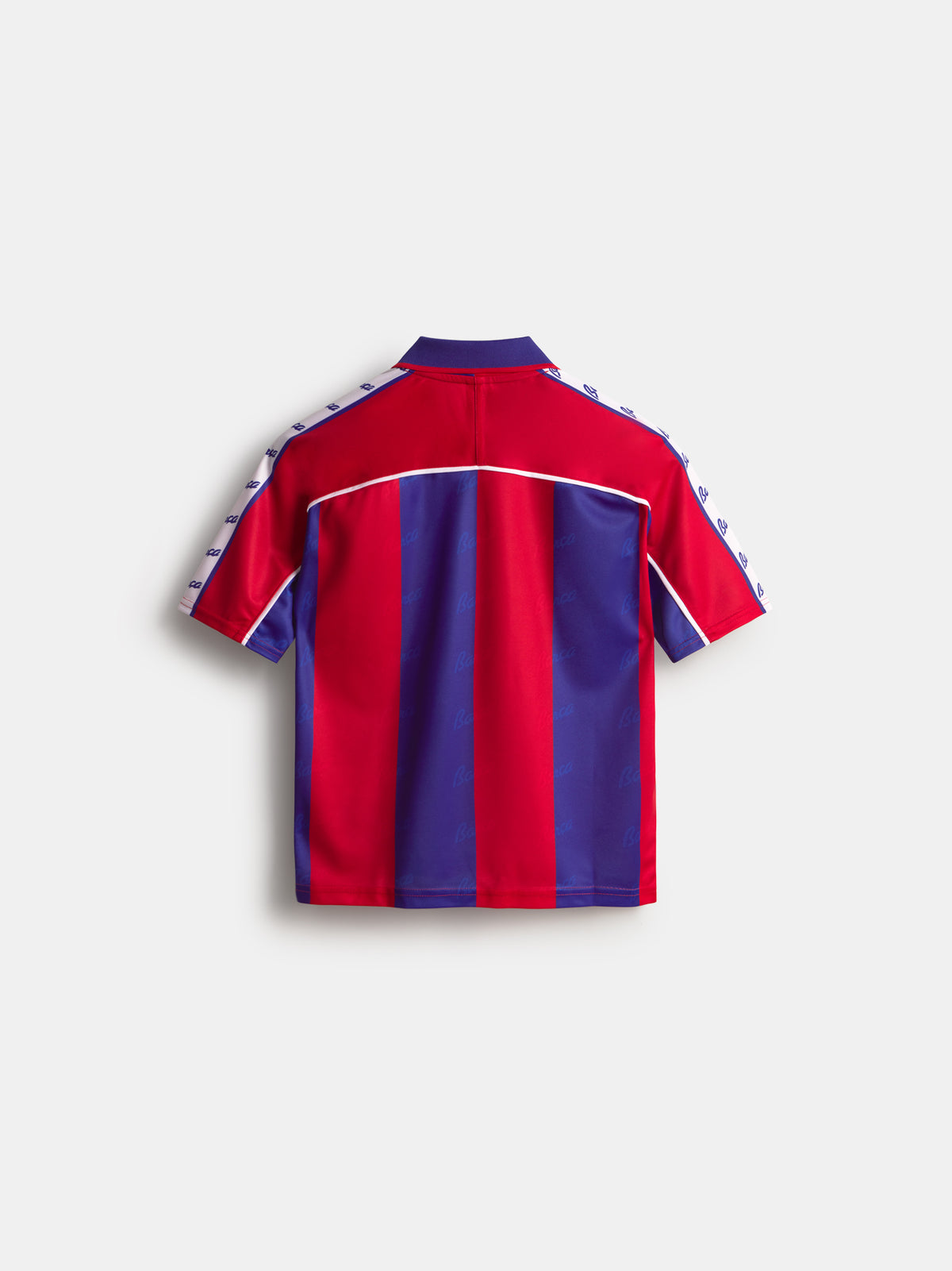 Vista trasera de una camiseta de manga corta de FC Barcelona con rayas verticales rojas y azules, ribete blanco y cuello marino.