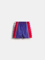Vue de face du short FC Barcelona bleu avec empiècements latéraux rouges et finitions blanches, sur fond blanc uni.