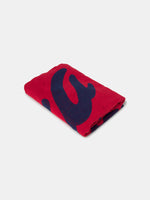 Red FC Barcelona towel featuring the word "Barça" in large navy script, with "TOTS UNITS FEM FORÇA" vertically on the left and "FC BARCELONA" with club crest on the right side
