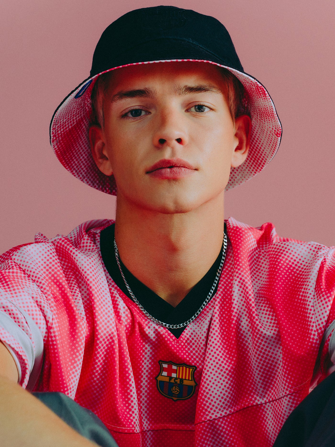Black bucket hat with dotted pattern and 'Barça' text in blue.