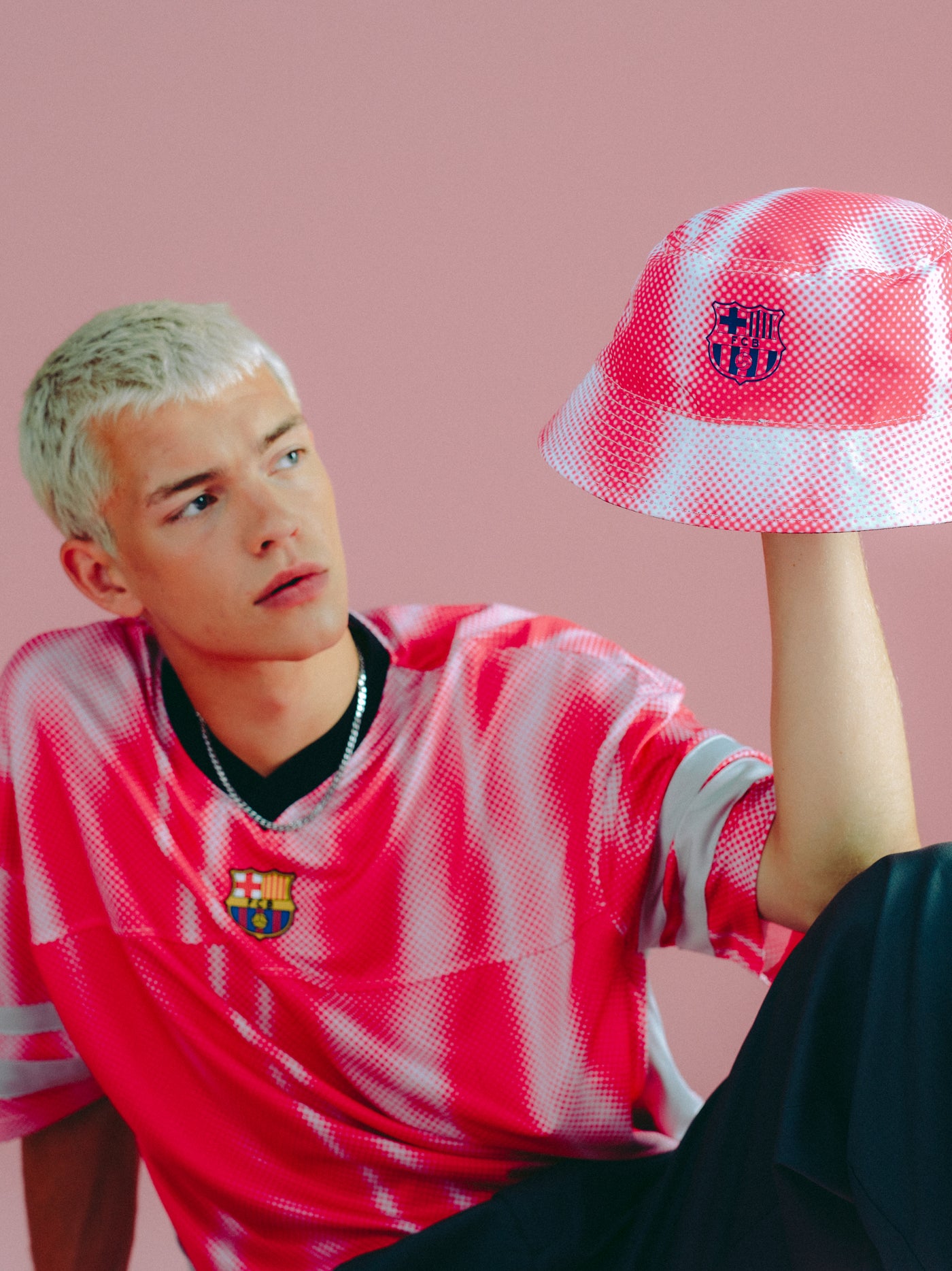 Pink and white bucket hat with dotted pattern and 'Barça' text in blue.
