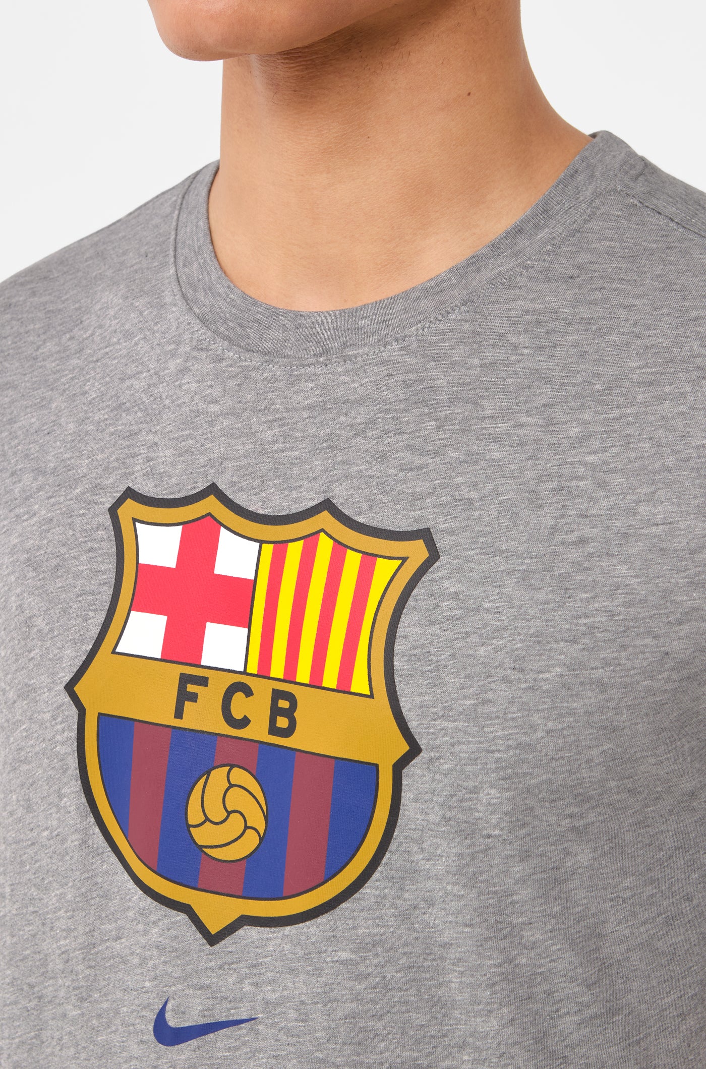 Camiseta gris escudo Barça Nike – Barça Official Store Spotify Camp Nou