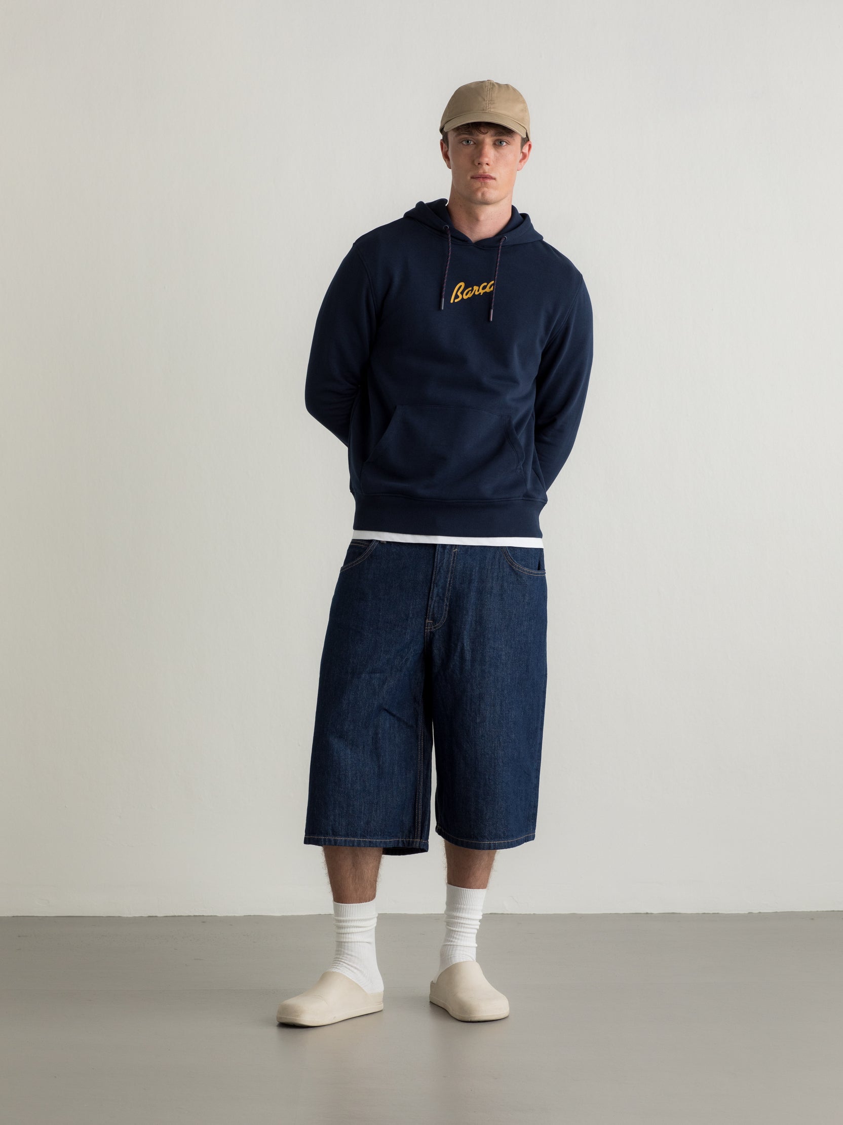 Navy hoodie with FC Barcelona crest and 'Més que un club' slogan printed on the back.