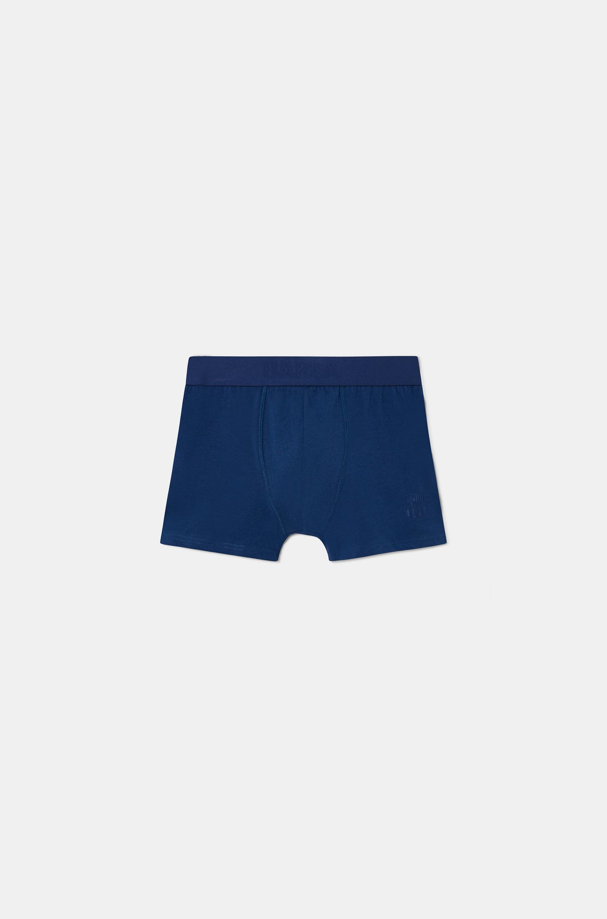 Vista frontal de bóxer FC Barcelona azul marino con cintura elástica ancha y discreto detalle del escudo del Barça en la pernera.