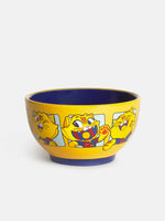 Bol amarillo de FC Barcelona con interior y base azules, decorado con gráficos de gatos de dibujo animado en el exterior.
