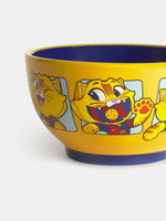 Bol amarillo de FC Barcelona con interior azul y paneles de gatos de dibujos animados en el exterior.