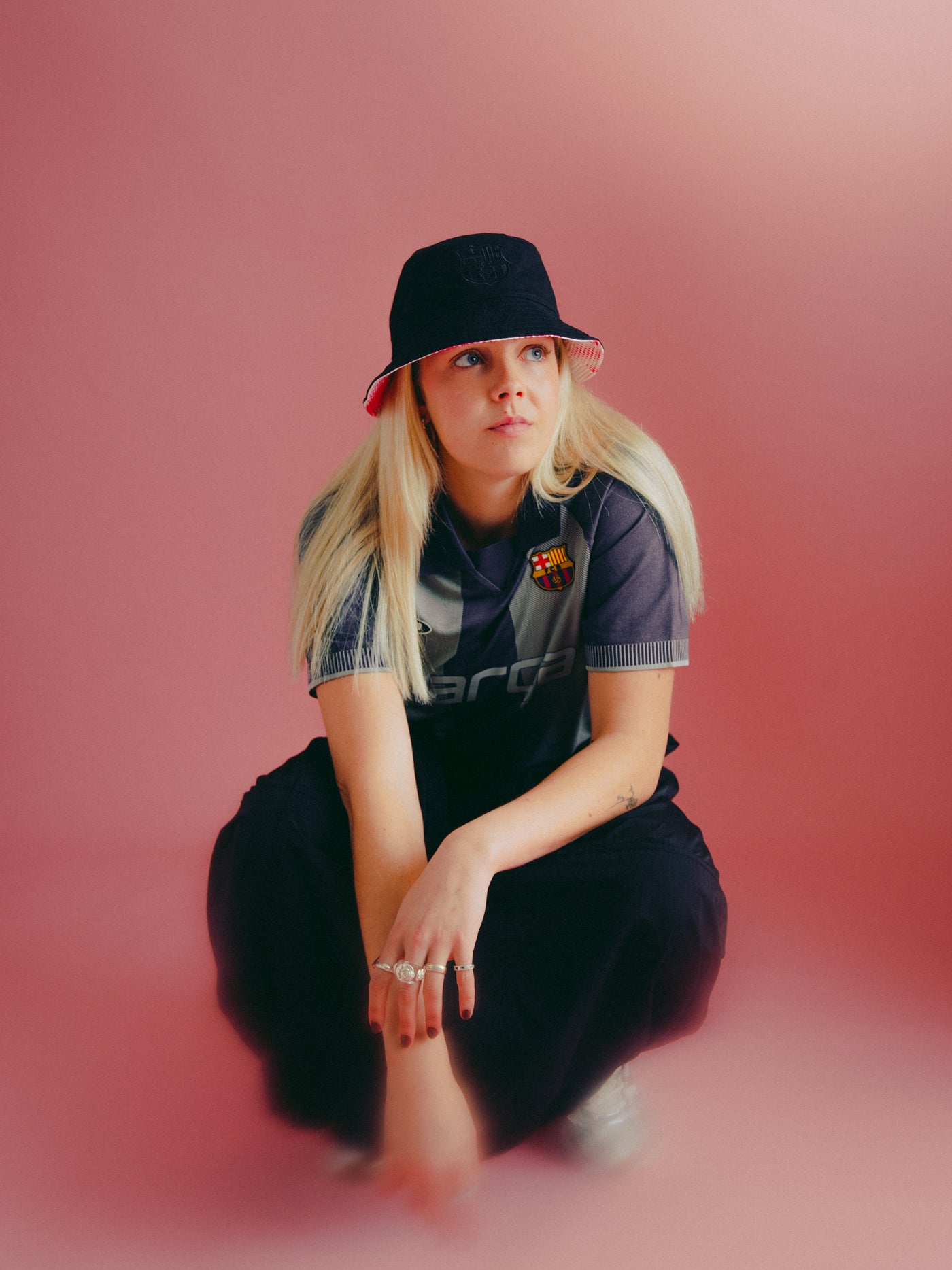 Black bucket hat with dotted pattern and 'Barça' text in blue.