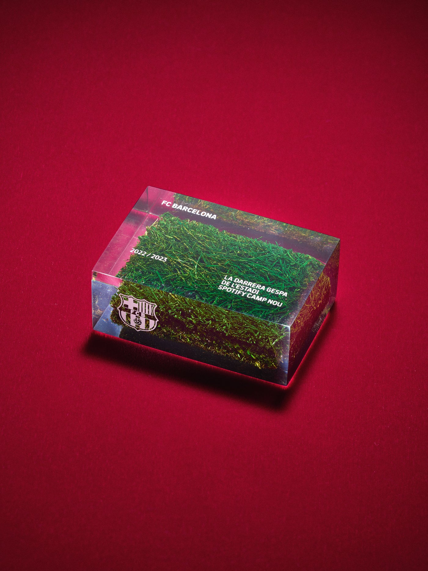 Metacrilato con el último césped del estadio Spotify Camp Nou