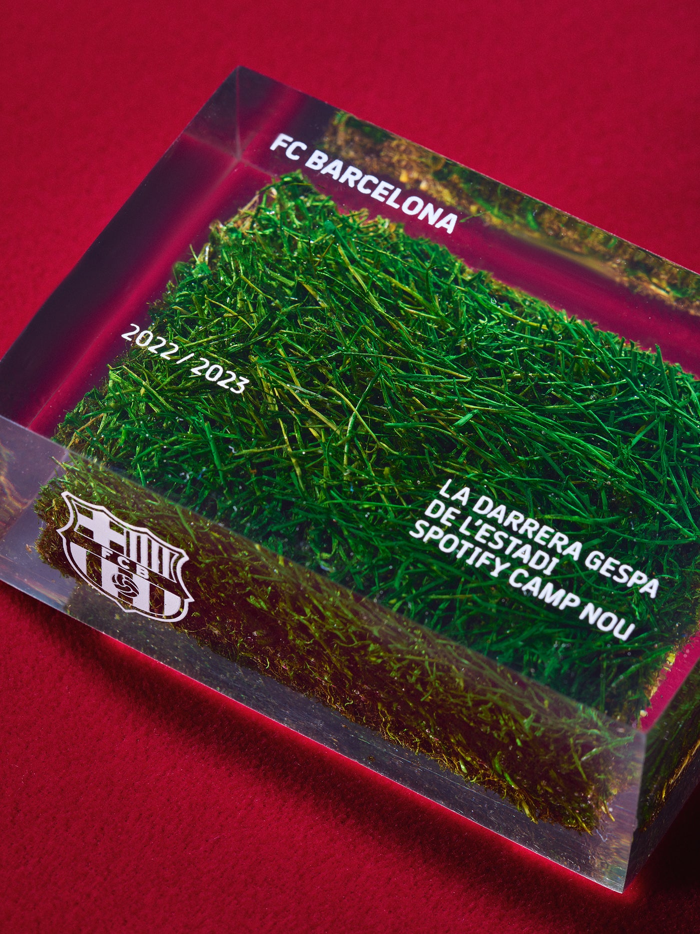 記念グッズ FC Barcelona Camp Nou Grass Keychain Methacrylate with grass from the last pitch at Spotify Camp Nou