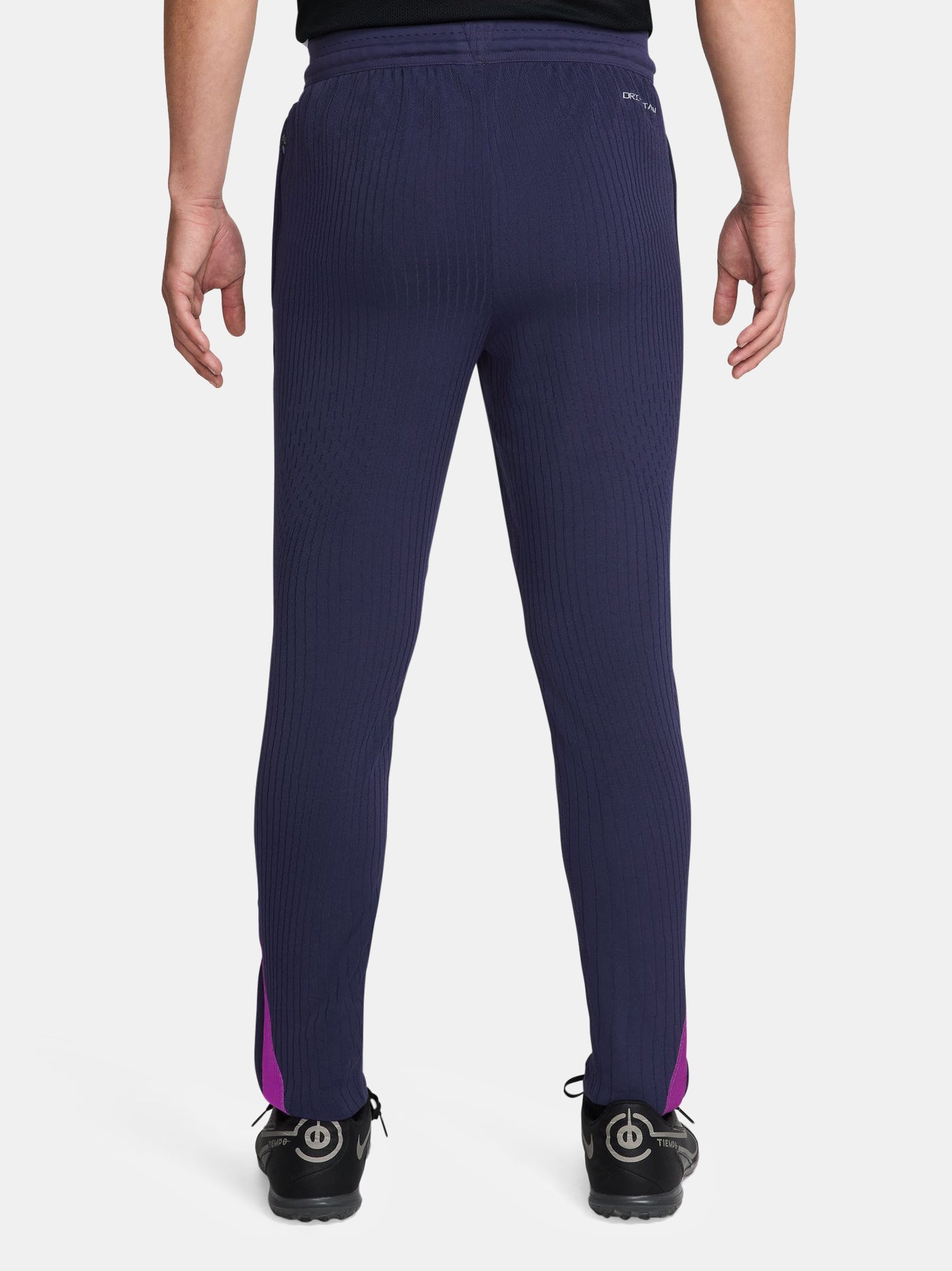 FC Barcelona 2025/26 training pants in deep navy blue with a slim-fit cut. Featuring a textured fabric, elastic waistband, and zip cuffs for comfort and versatility. The iconic Barça crest and yellow Nike swoosh are embroidered on the front.
