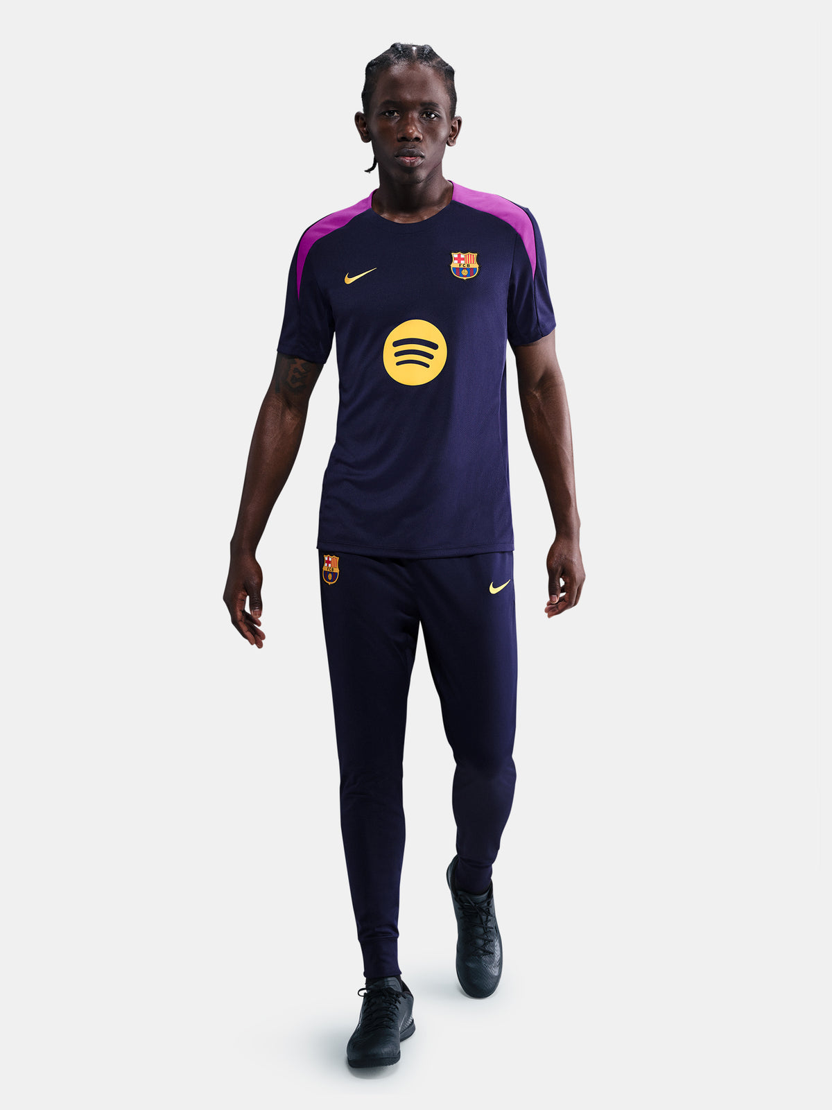 FC Barcelona tapered training pants in navy blue. Designed for performance and comfort with a slim fit, featuring the club crest and a yellow Nike swoosh on the front. Ideal for training sessions or casual wear.
