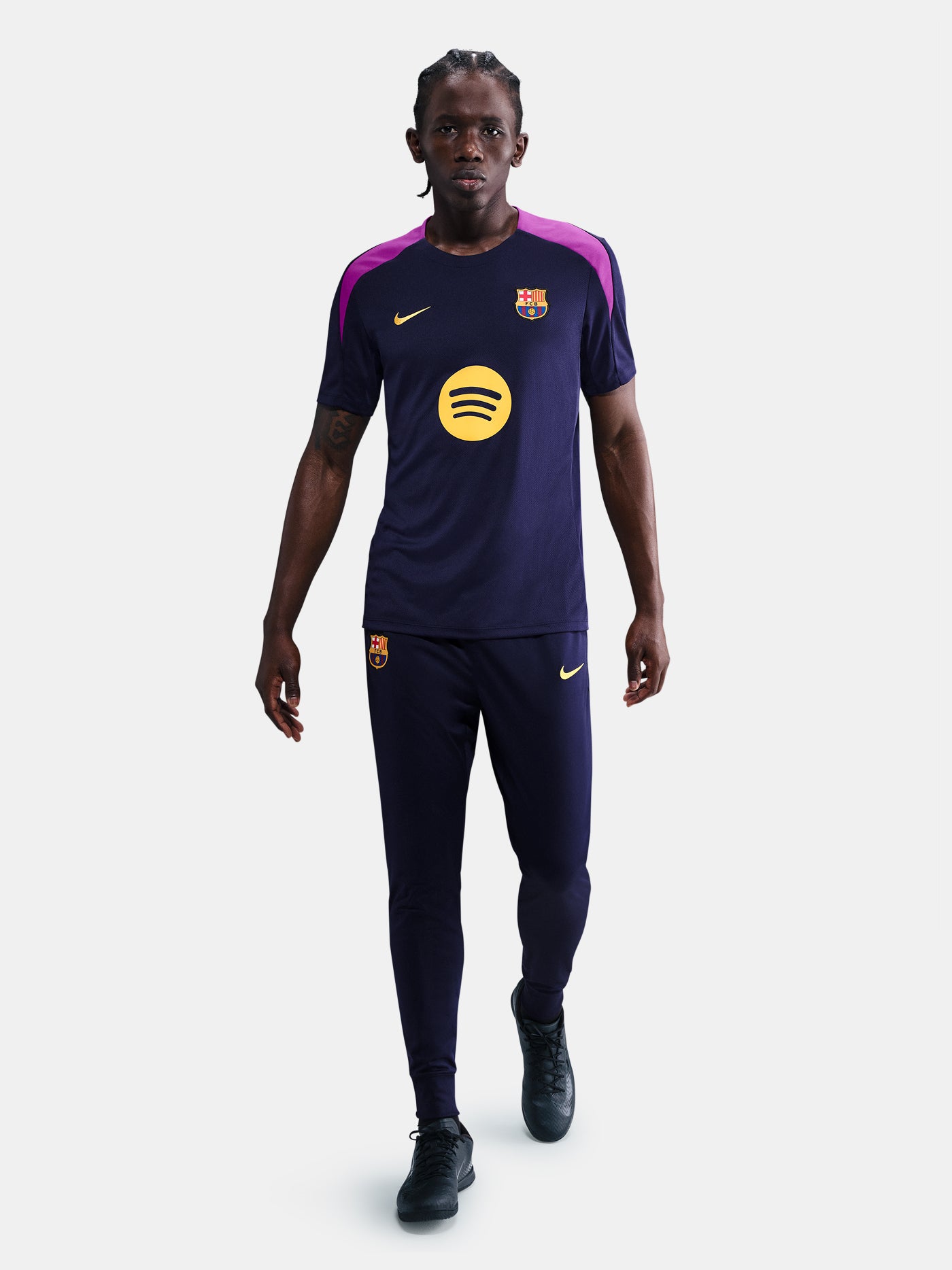 FC Barcelona tapered training pants in navy blue. Designed for performance and comfort with a slim fit, featuring the club crest and a yellow Nike swoosh on the front. Ideal for training sessions or casual wear.
