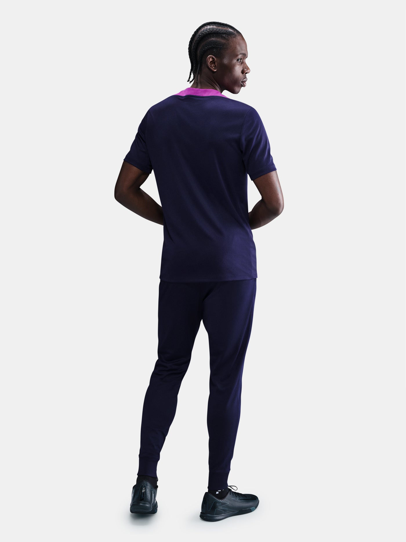 FC Barcelona tapered training pants in navy blue. Designed for performance and comfort with a slim fit, featuring the club crest and a yellow Nike swoosh on the front. Ideal for training sessions or casual wear.
