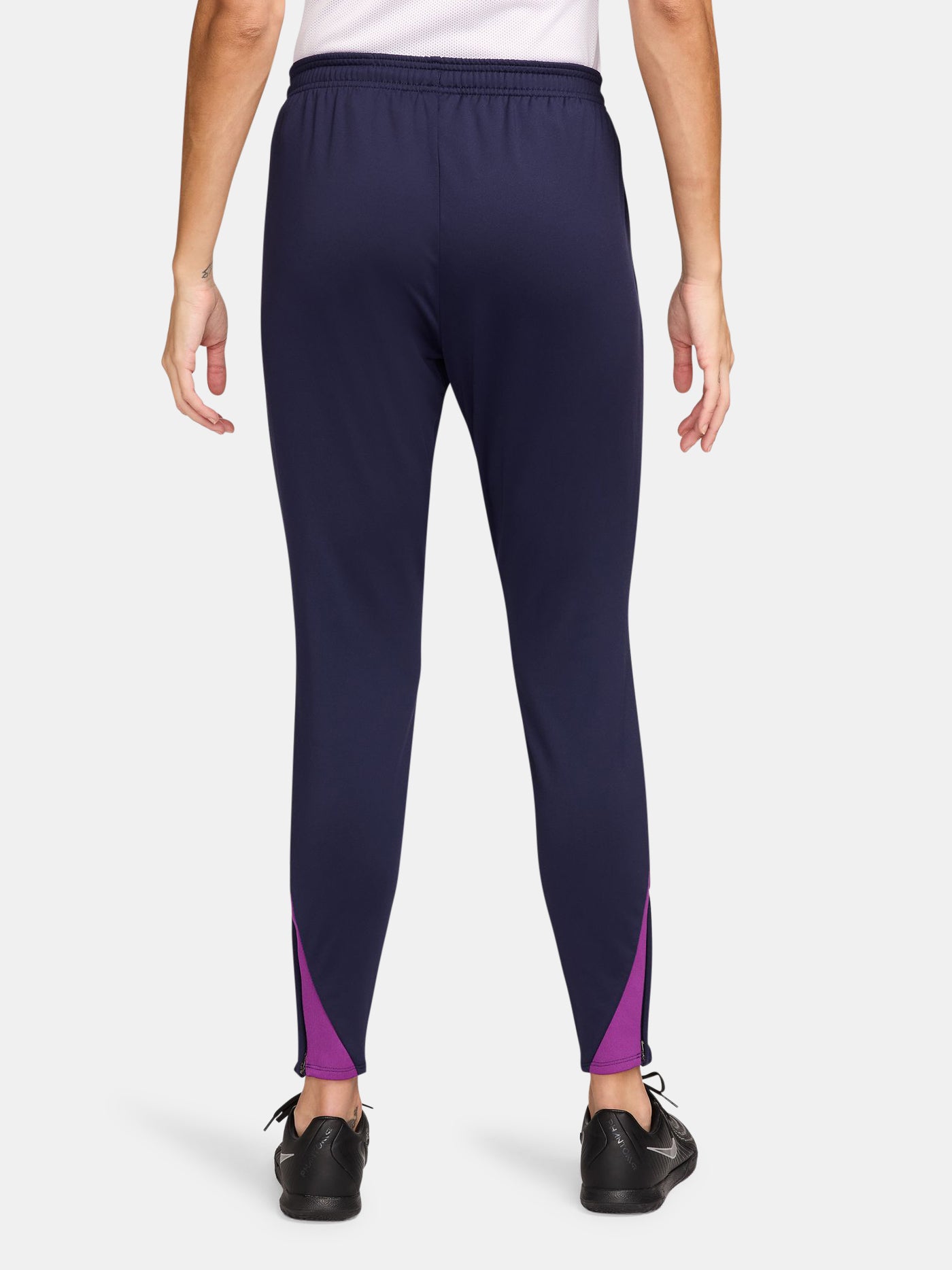 FC Barcelona slim-fit training pants in deep navy blue. These pants feature the official Barça crest on the right leg and a yellow Nike swoosh on the left. Designed with an elastic waistband and tapered legs for a streamlined fit and optimal mobility during training or everyday wear.
