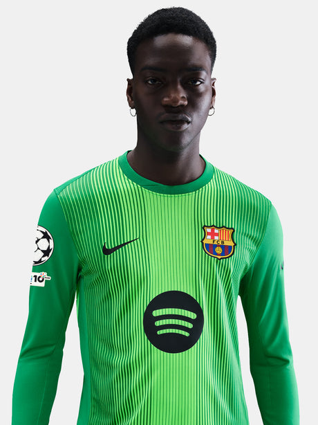 Barça goalkeeper jersey in vivid green with vertical black pinstripes. Fearless style for Goalkeepers.
