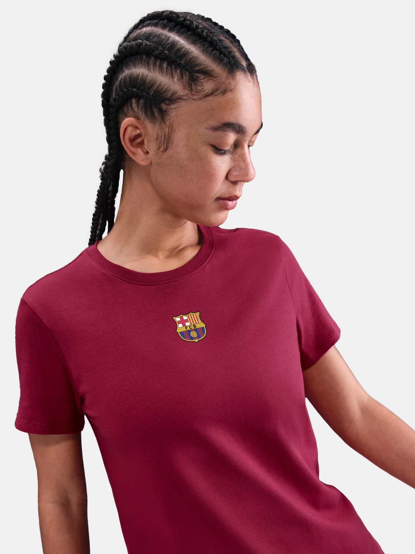 Burgundy tee with Barça crest. Paired with black shorts for a clean, urban vibe.
