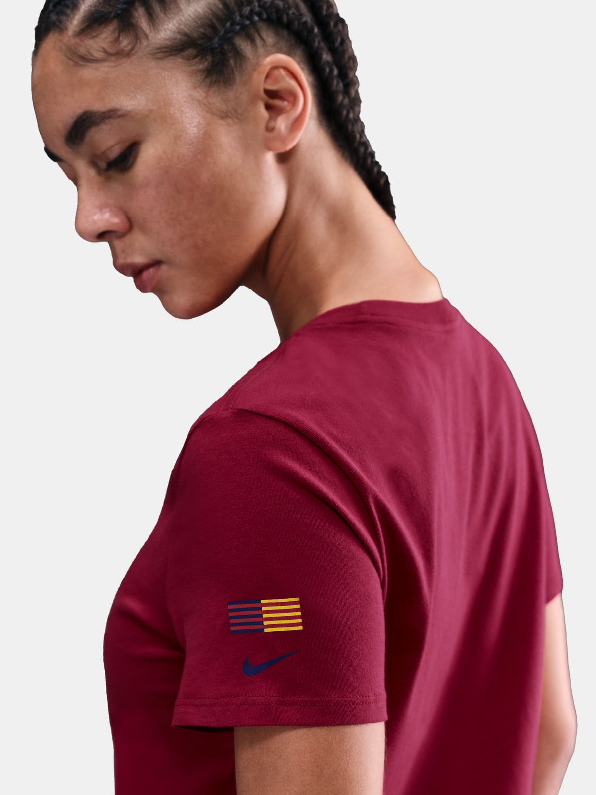 Burgundy tee with Barça crest. Paired with black shorts for a clean, urban vibe.
