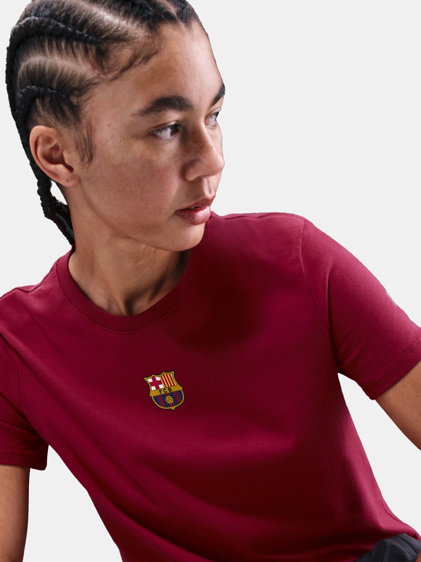 Burgundy tee with Barça crest. Paired with black shorts for a clean, urban vibe.
