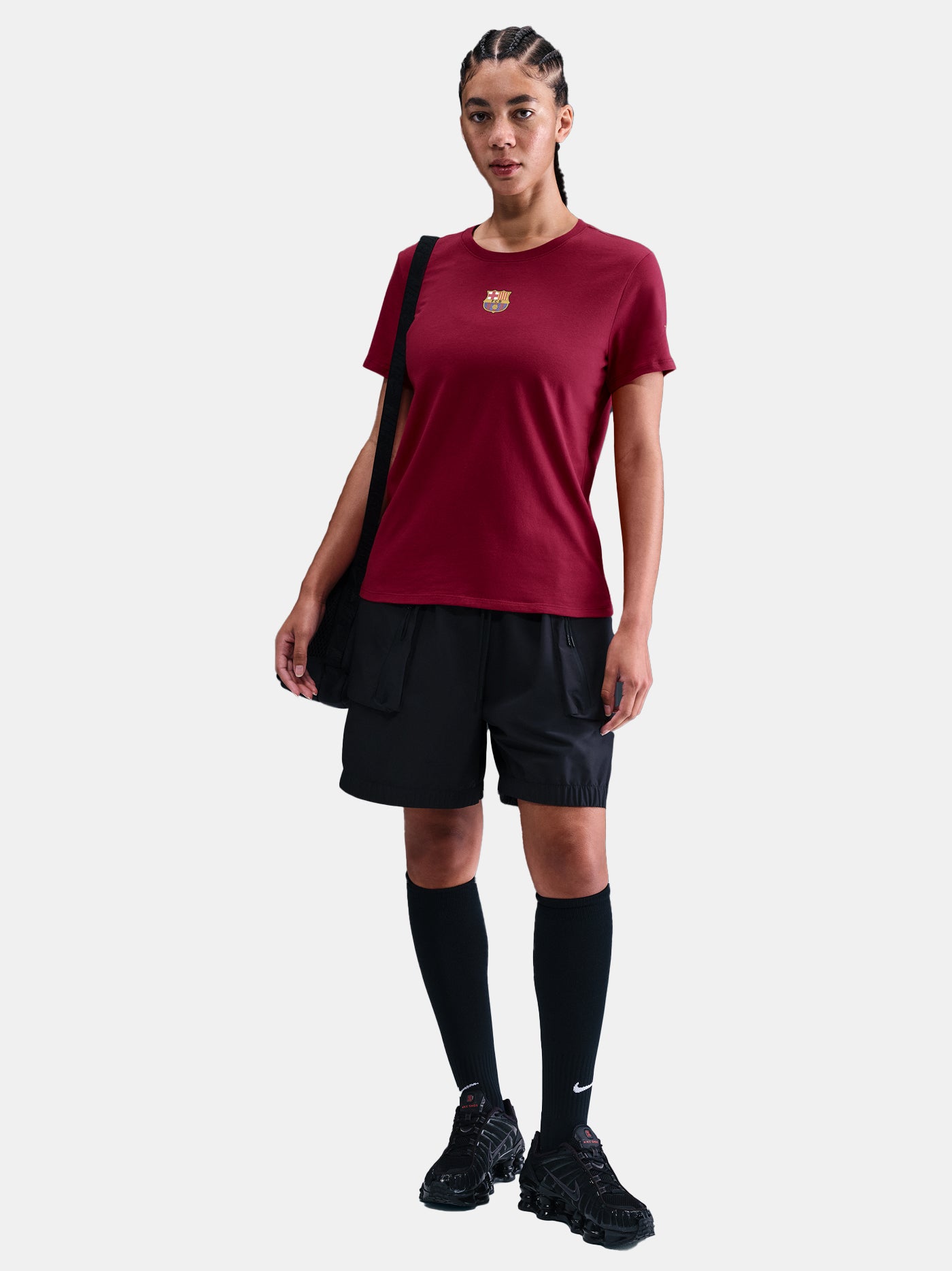 Burgundy tee with Barça crest. Paired with black shorts for a clean, urban vibe.
