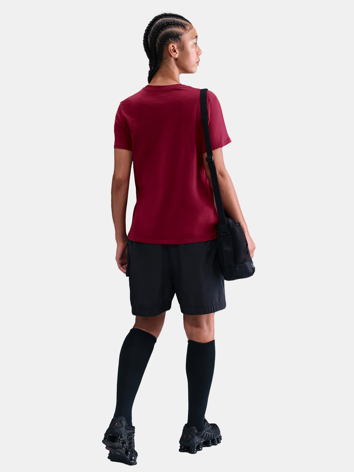 Burgundy tee with Barça crest. Paired with black shorts for a clean, urban vibe.
