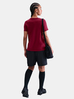 Burgundy tee with Barça crest. Paired with black shorts for a clean, urban vibe.
