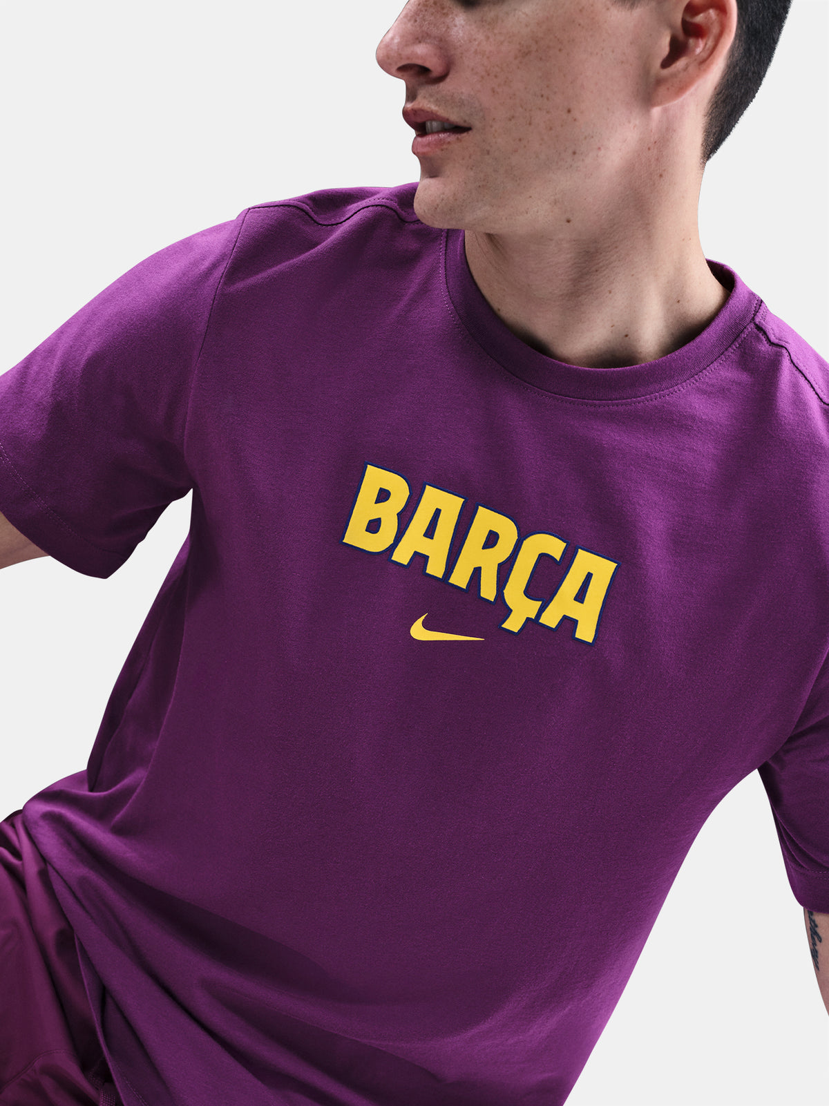Full-purple Barça set with yellow logo. Bold and athletic summer look.
