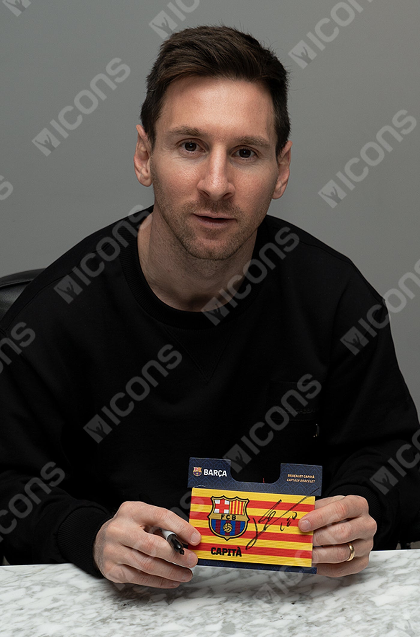 Offizielle Kapitänsbinde des FC Barcelona mit Unterschrift von Leo Messi. 