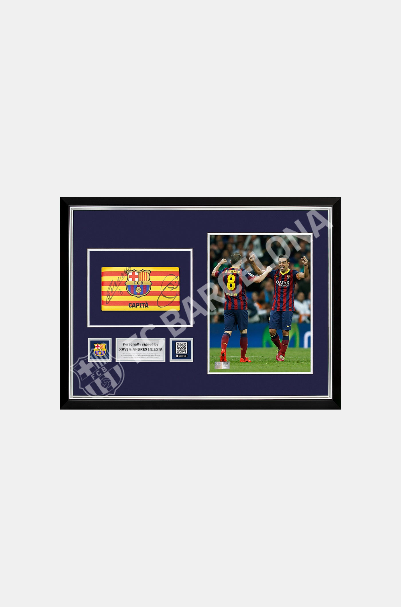 Offizielle Kapitänsbinde des FC Barcelona mit Unterschrift von Xavi Hernandez un  Andrés Iniesta. 