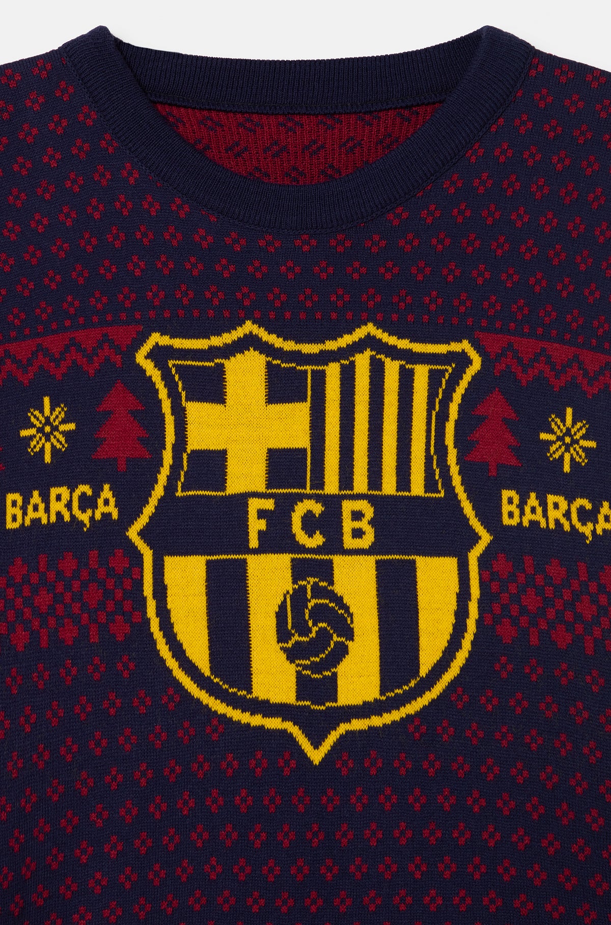 Primer plano de un jersey de punto azul marino de FC Barcelona con un patrón geométrico rojo y un gran escudo amarillo del club en el pecho.