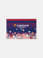 Vue de face de la boîte du calendrier de l’Avent de l'FC Barcelona, en bleu et rouge, avec l’écusson du club et des motifs de tourbillon de bonbons.