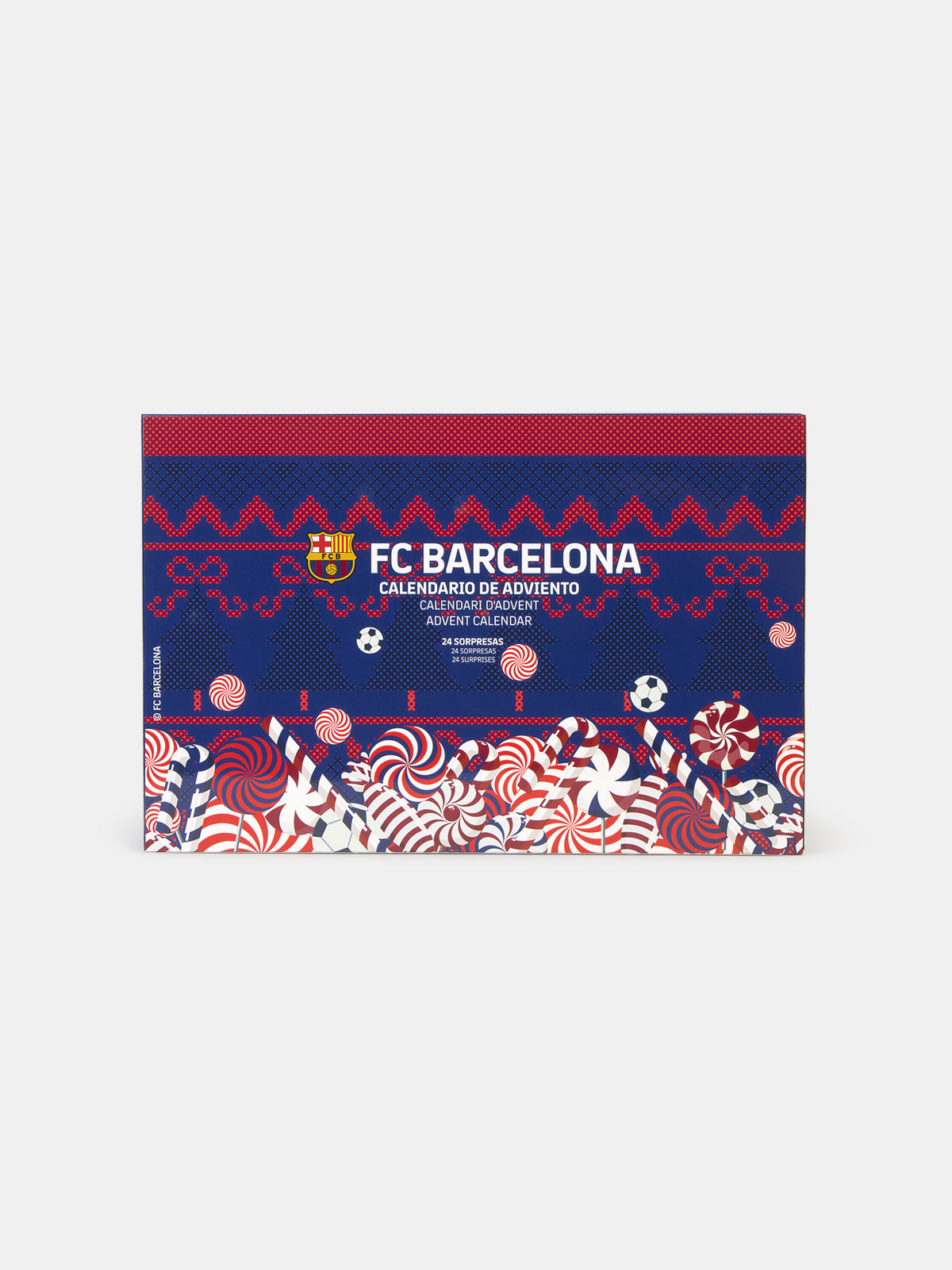 Vue de face de la boîte du calendrier de l’Avent de l'FC Barcelona, en bleu et rouge, avec l’écusson du club et des motifs de tourbillon de bonbons.