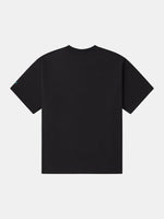 Vue arrière d’un t-shirt noir uni du FC Barcelona avec un petit logo turquoise sur la manche gauche.