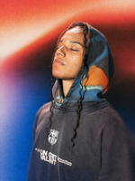 Vue de face d’un hoodie sombre de FC Barcelona porté par un mannequin, avec l’écusson du club et le texte « Un crit valent » sur la poitrine.