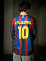 Person wearing a Barcelona jersey with 'Ronaldinho' and number '10' on the back.