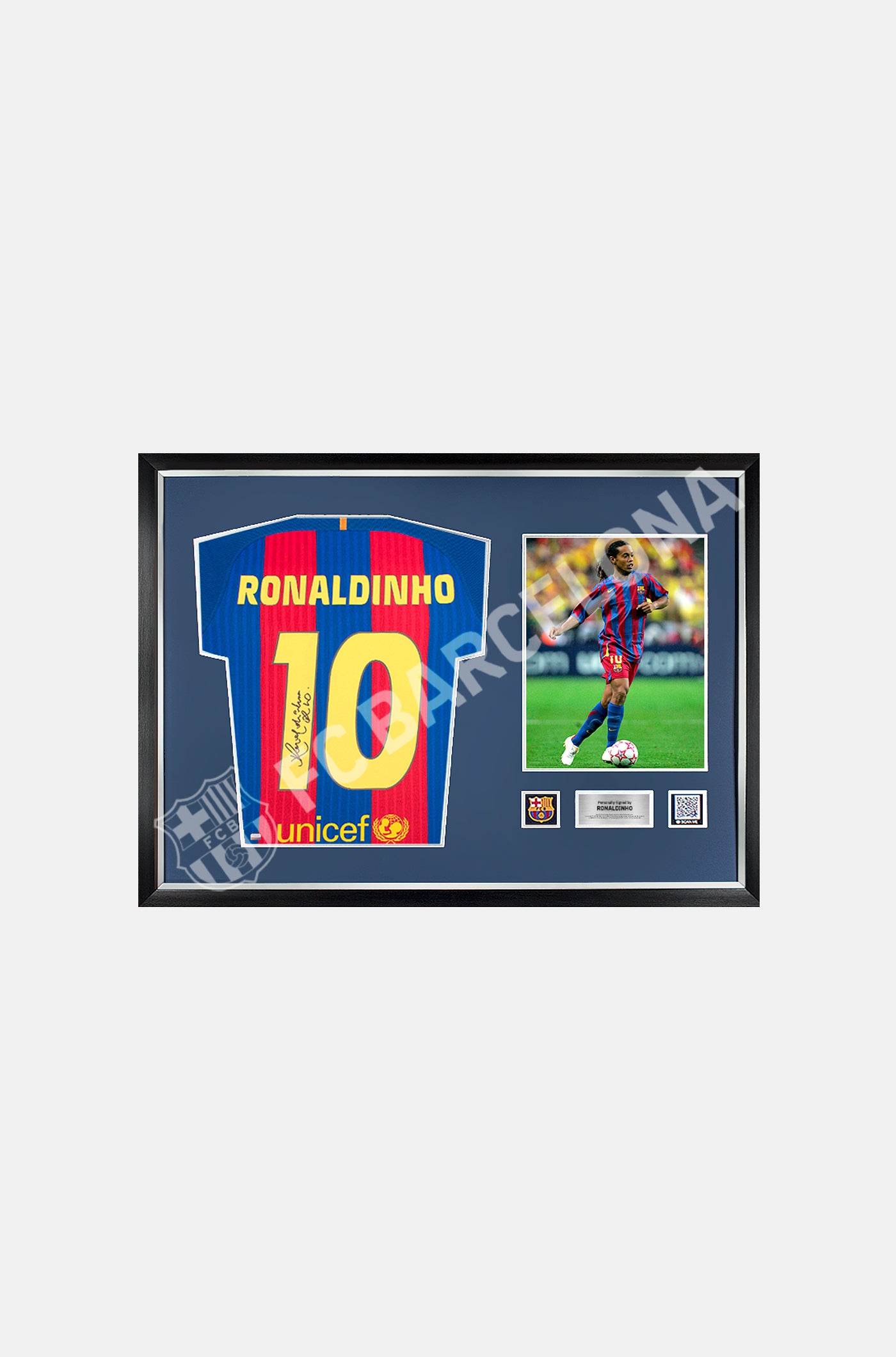 Camiseta oficial del FC Barcelona 2016-17 firmada y enmarcada por Ronaldinho 