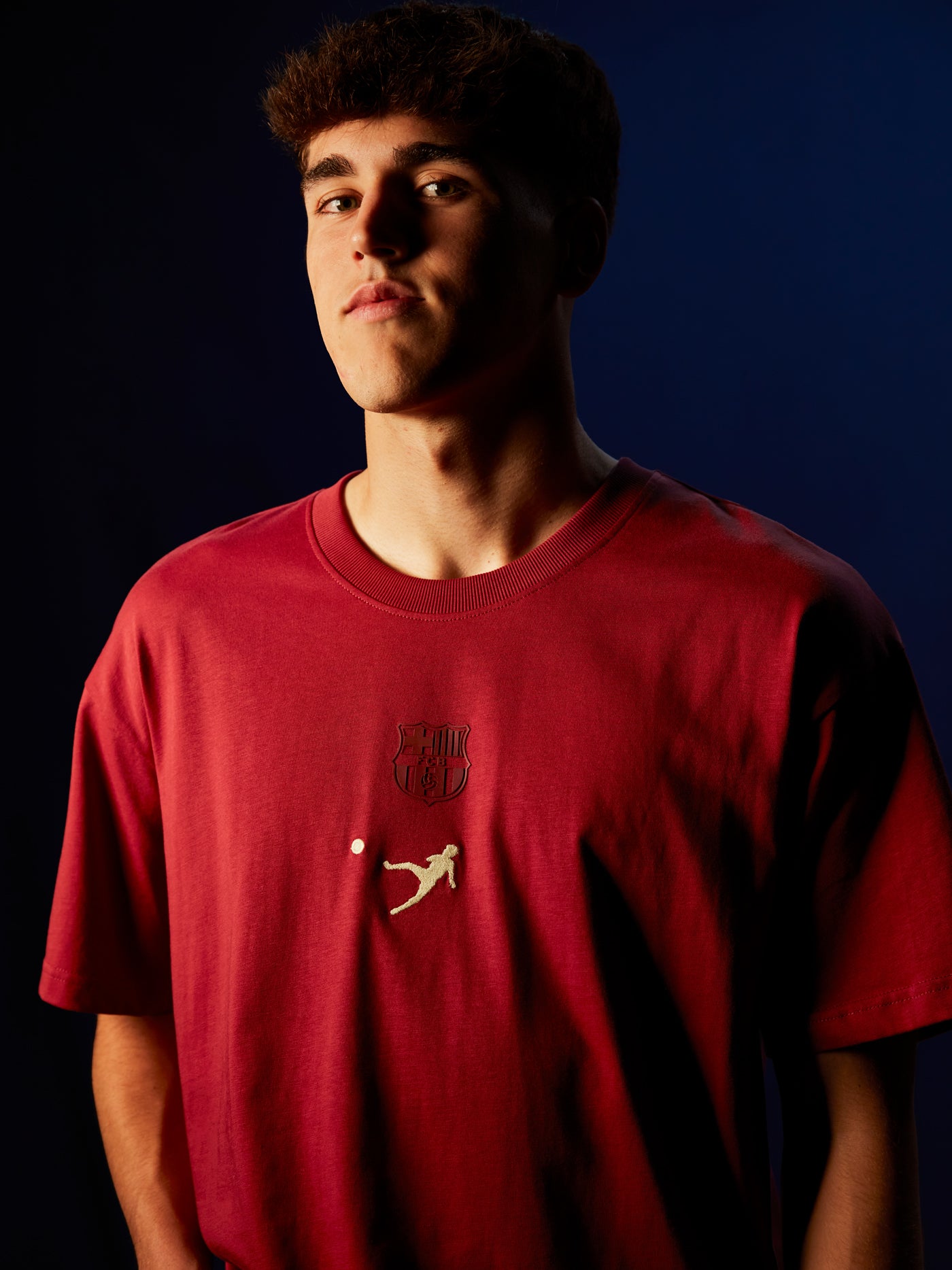  red T-shirt featuring three vintage photos of Johan Cruyff with a football, and the text 'Barça X Johan Cruyff' printed on the back