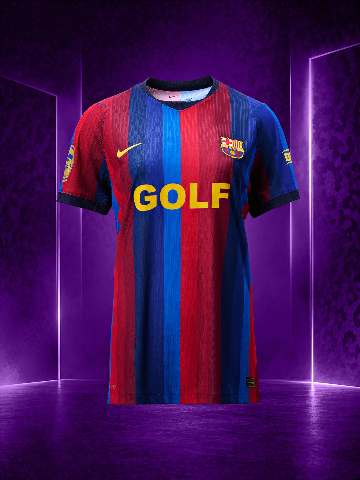 Vista frontal de una camiseta de FC Barcelona con franjas verticales rojas y azules, un swoosh amarillo de Nike, el escudo del club y el patrocinador GOLF en el pecho.