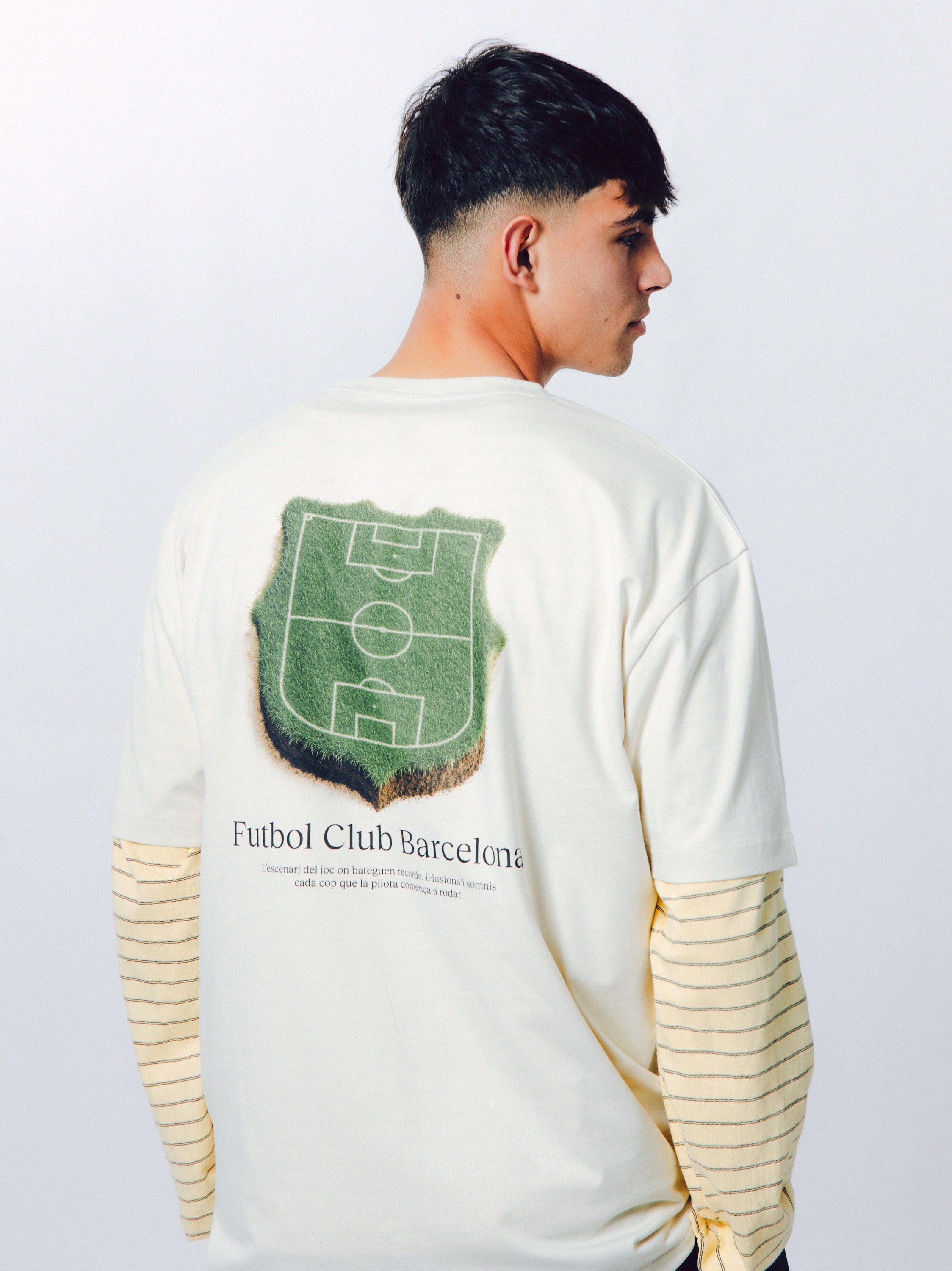 エクリュ 芝生 バルサ Tシャツ | FCバルセロナ グラフィックTシャツ
