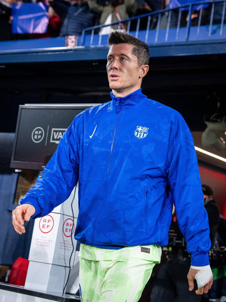 Lewandowski with the blue Anthem Jacket 24/25 Pre-Match