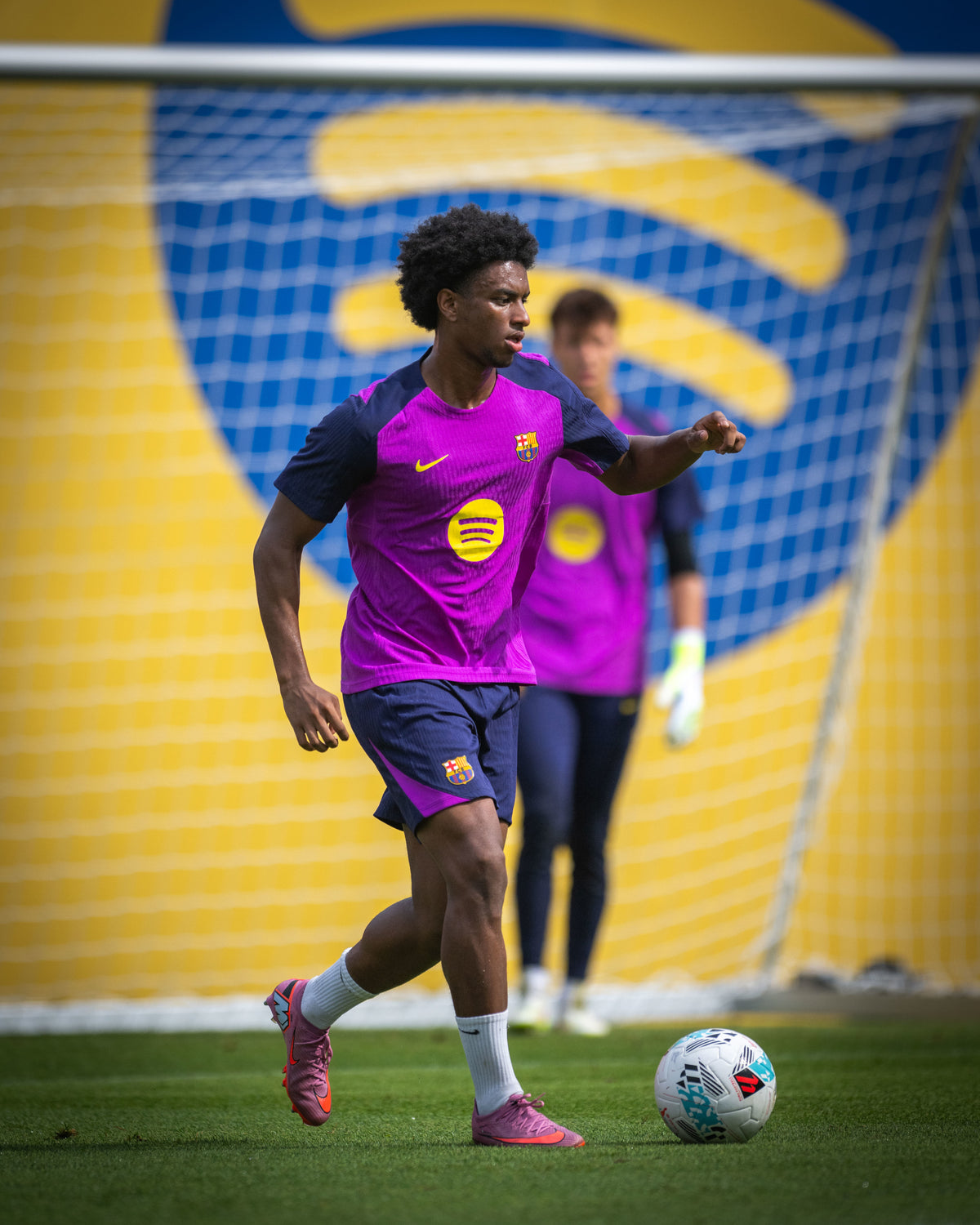 Alejandro Balde in a traing sesion with the  FC Barcelona Player's Training Shirt 25/26