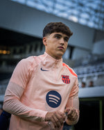 Pau Cubarsi in a training session before a Champions match with the training sweatshirt third T90