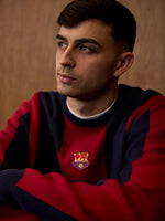 Model amb un jersei vermell i blau marí de FC Barcelona amb l’escut del Barça al pit.