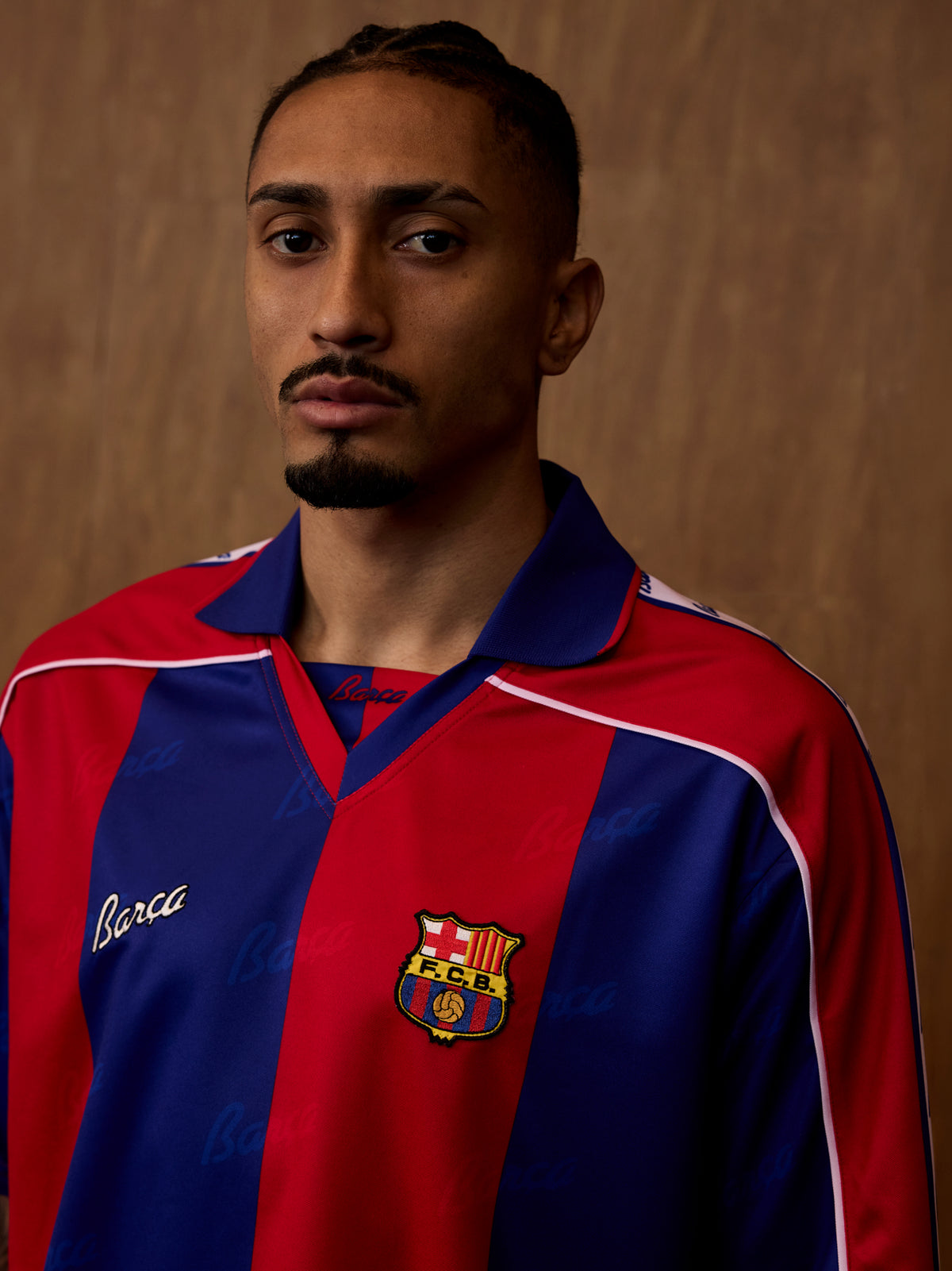 Vue de face d’un maillot de FC Barcelona sur un mannequin, avec des panneaux verticaux rouges et bleus et le blason du club sur la poitrine