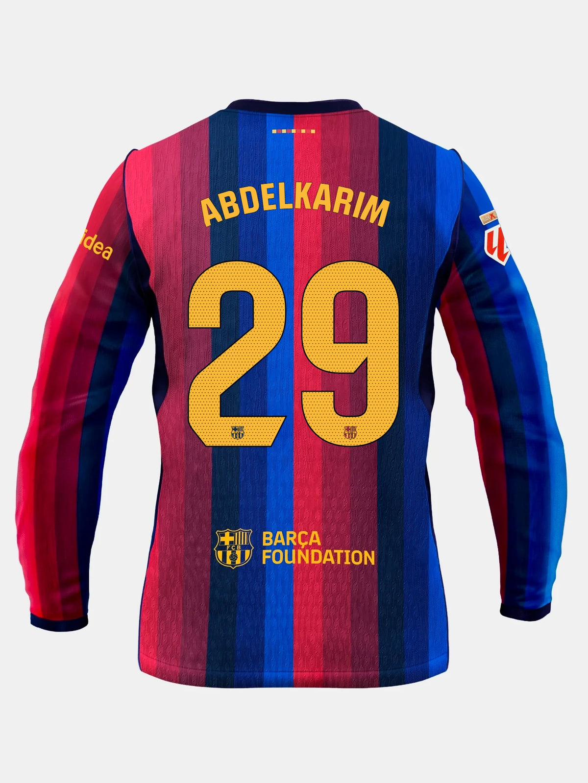 Vue arrière d’un maillot à manches longues du FC Barcelona avec rayures verticales bleu et grenat, personnalisé avec ABDELKARIM et le numéro 29 en jaune.
