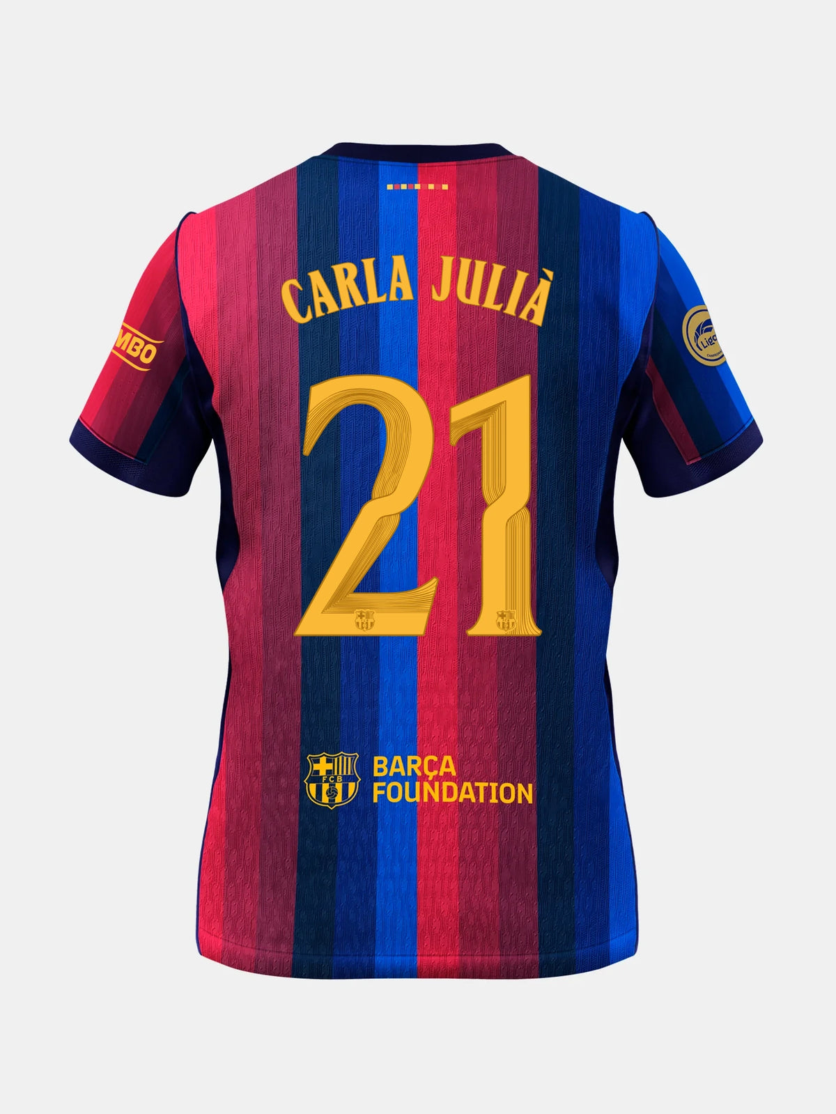 Vue dos d’un maillot du FC Barcelona avec des rayures verticales bleues et grenat, CARLA JULIÀ et le numéro 21 en doré, ainsi que le logo Barça Foundation.