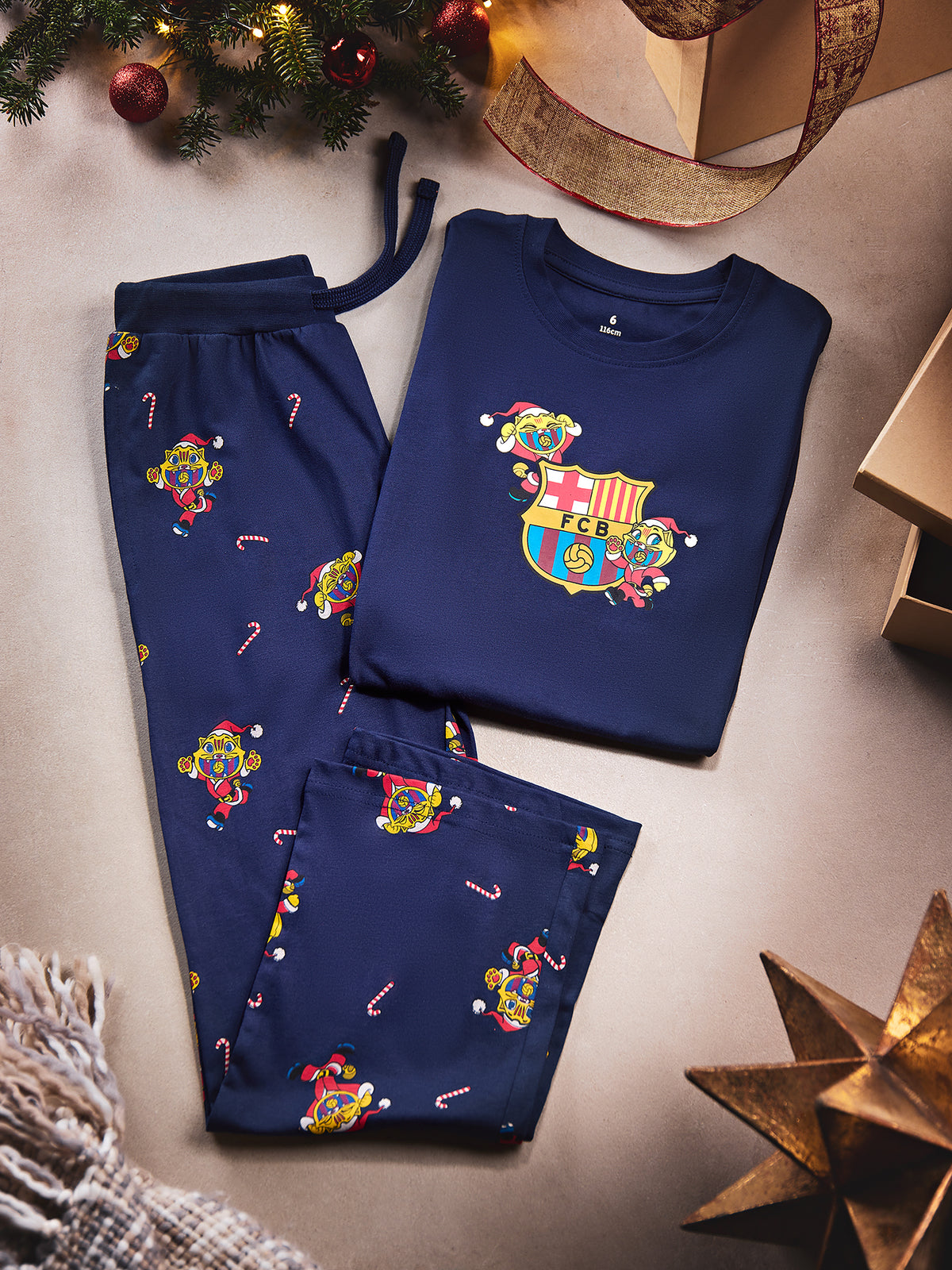 Conjunto de descanso azul marino de FC Barcelona doblado con estampado de dibujos festivo, con camiseta de manga larga y pantalón a juego.